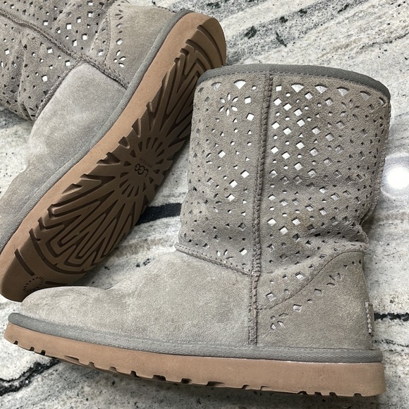 *RARE* UGG Cutout Short Boots - Picture 13 of 15
